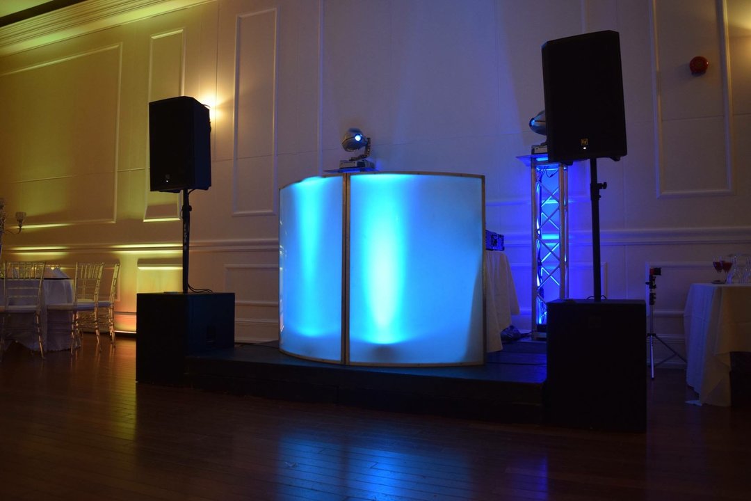 Specialized DJ/VDJ for weddings, corporate and, many more private events. Montreal DJ N.Gattuso dj mtl